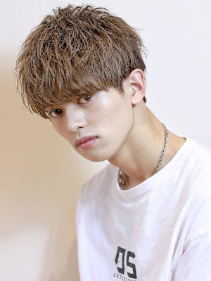 横顔もキマるお洒落マッシュ　ツーブロック　刈り上げ　マッシュ