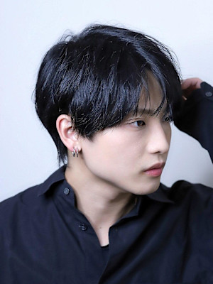 『スリークカルマ』刈り上げ　センターパート　カルマパーマ