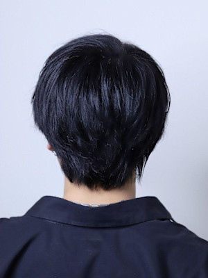 『スリークカルマ』刈り上げ　センターパート　カルマパーマ