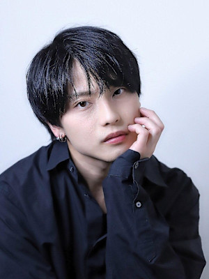 『スリークカルマ』刈り上げ　センターパート　カルマパーマ