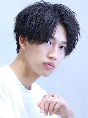 センターパート　メンズパーマ　ナチュラル　メンズヘア