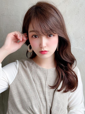 大人かわいいくびれヘアセミロング × ミルクティーベージュ