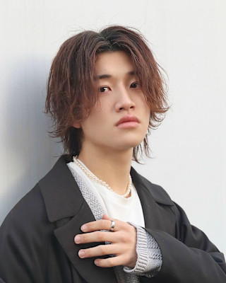 ミディアムセンターパート　ブラウンカラー　メンズカット