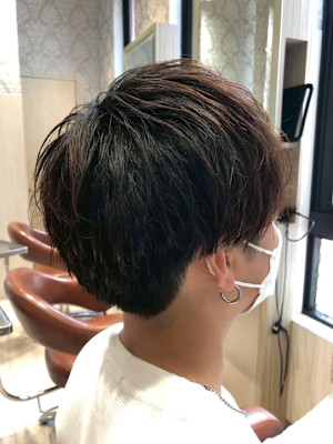 ブラウンカラーのマッシュショート