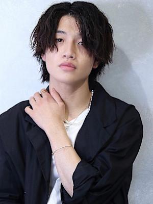 ツイストスパイラルパーマ　センターパート　メンズパーマ