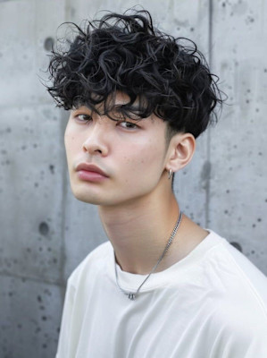 波巻きパーマ 刈り上げ 無造作 マッシュヘア 韓国ヘア