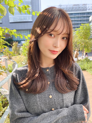 大人かわいいくびれヘアセミロング × ミルクティーベージュ