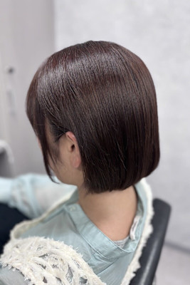 艶ピンクブラウンの内巻きボブ