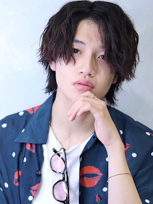 センターパートウルフ　メンズヘア　ツイストスパイラルパーマ