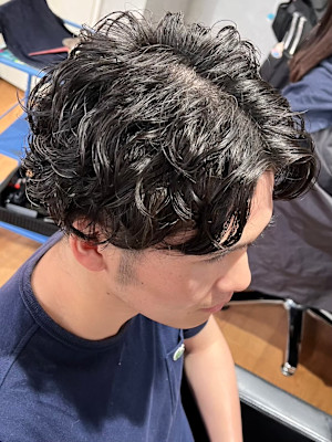 ツーブロック×波打ちパーマ◎韓国風マッシュ黒髪センターパート