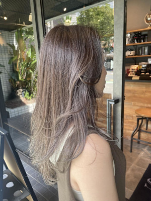 たっぷりレイヤーのグレージュヘア☆