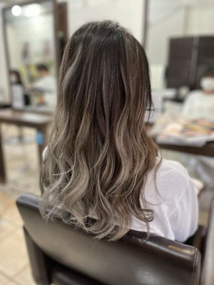 グレージュ系バレイヤージュ