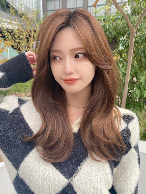 暗髪でも出せるこなれ感フェイスレイヤー×ナチュラルセミロング