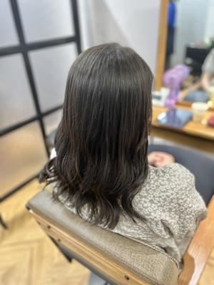 暗めのグレージュ