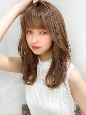 大人かわいいくびれヘアセミロング × ミルクティーベージュ