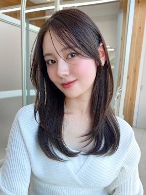 暗髪でも出せるこなれ感フェイスレイヤー×ナチュラルセミロング