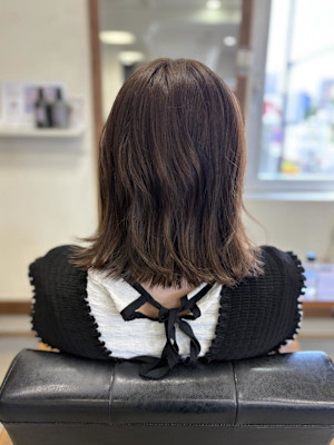 ミディアムボブとナチュラルカラーのマリアージュ