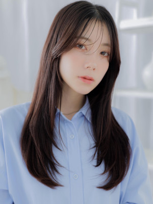 顔回りレイヤーカット小顔ストレートロング　ナチュラルブラウン