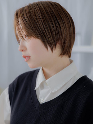 マロンベージュ前髪なしショートマッシュ　パールベージュ