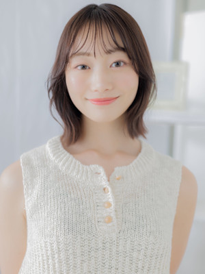 顔回りレイヤーカット小顔くびれミディアム　ハッシュボブ