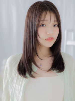 シースルーバングウルフミディアムレイヤー　ヘーゼルグレージュ