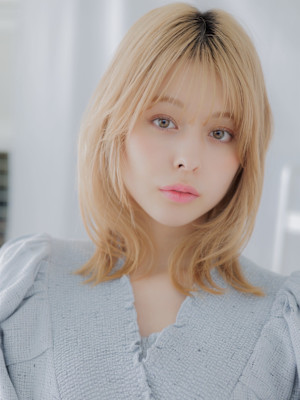 フレンチカジュアル外ハネカールくびレイヤー　アッシュブロンド