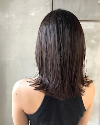 ミディアム　ぱつん　レイヤー　ストレートヘア　外ハネ