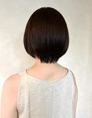 【顔周りレイヤー・ダークグレージュカラー・丸みショートボブ】