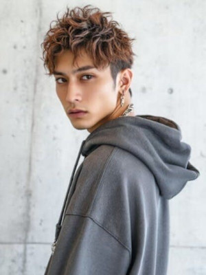 ベージュカラー ツイストスパイラルパーマ 束感 20代