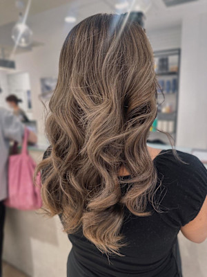 【AIR大阪】山本莉子 バレイヤージュプラチナベージュ