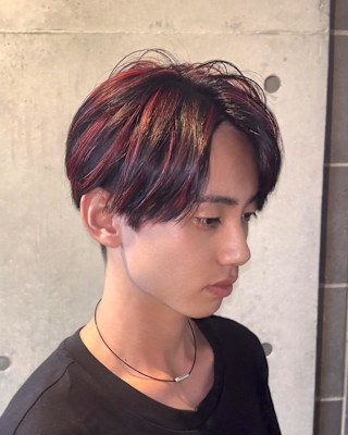 暗髪に映える赤ハイライト