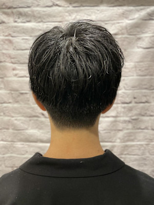 緩めツイストアップバングショート