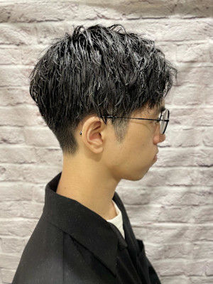 緩めツイストアップバングショート