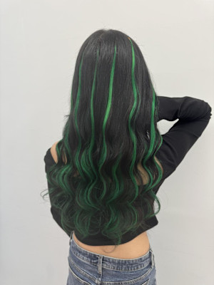 くっきり映えるカラーラインで個性派ギャルスタイル！