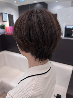 首元キレイ！軽やかショートレイヤー！
