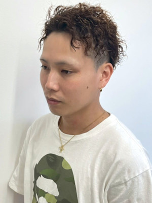 スパイラルパーマ ブラウンカラー ツーブロック アップバング