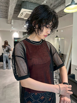 モードな雰囲気に合わせたパーマスタイル