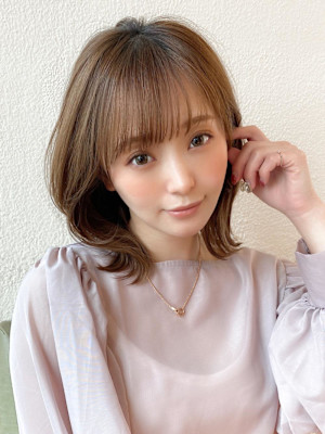 30代40代の明るい白髪染めで垢抜ける結べるレイヤーボブ