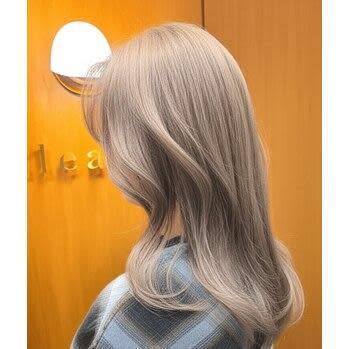 光を味方につける、透明感抜群のシアーベージュカラー