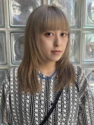 透け感グレージュでつくる、大人ナチュラルな秋ヘア