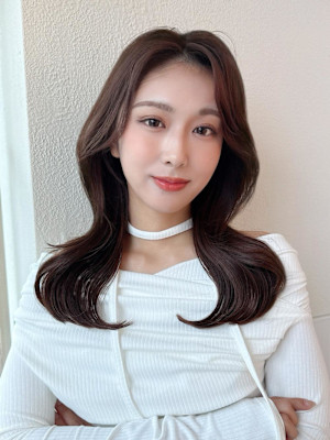 20代30代に人気！後れ毛がかわいい暗髪の韓国風くびれヘア