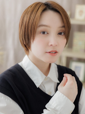マロンベージュ前髪なしショートマッシュ　ミニマルボブ