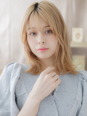 フレンチカジュアル外ハネカールくびレイヤー　シャギーカット