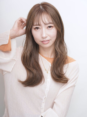 ミルクティーアッシュ くすみカラー 透明感 ゆる巻きロング