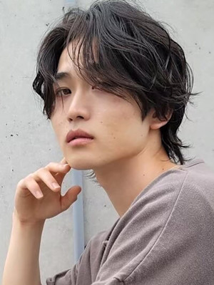 センターパートツイストスパイラルパーマメンズマッシュパーマ