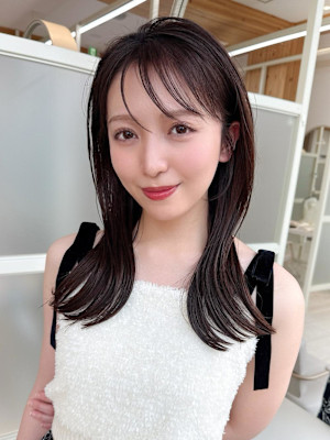 暗髪でも出せるこなれ感フェイスレイヤー×ナチュラルセミロング