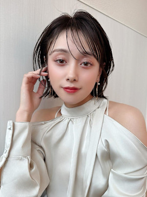 20代30代に人気！後れ毛がかわいい暗髪の韓国風くびれヘア