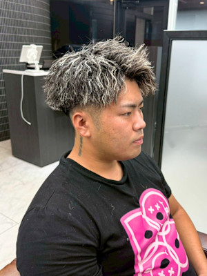 ホワイトメッシュ　ツイストスパイラル　アップバング　刈り上げ