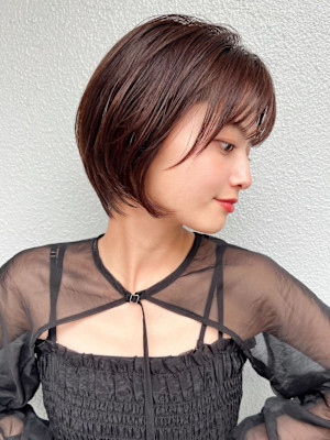 30代40代大人かわいい前髪あり前下がりショートで絶壁解消！