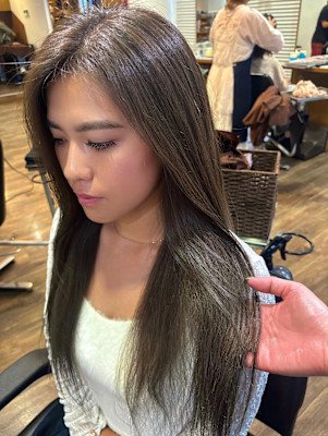 ツヤ感たっぷりオリーブグレージュカラー